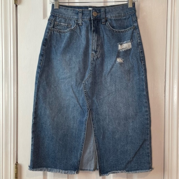 So Long Blue Denim Skirt Stretch Frayed Bottom Hem Light Distressing Size 5/27W - Picture 2 of 16